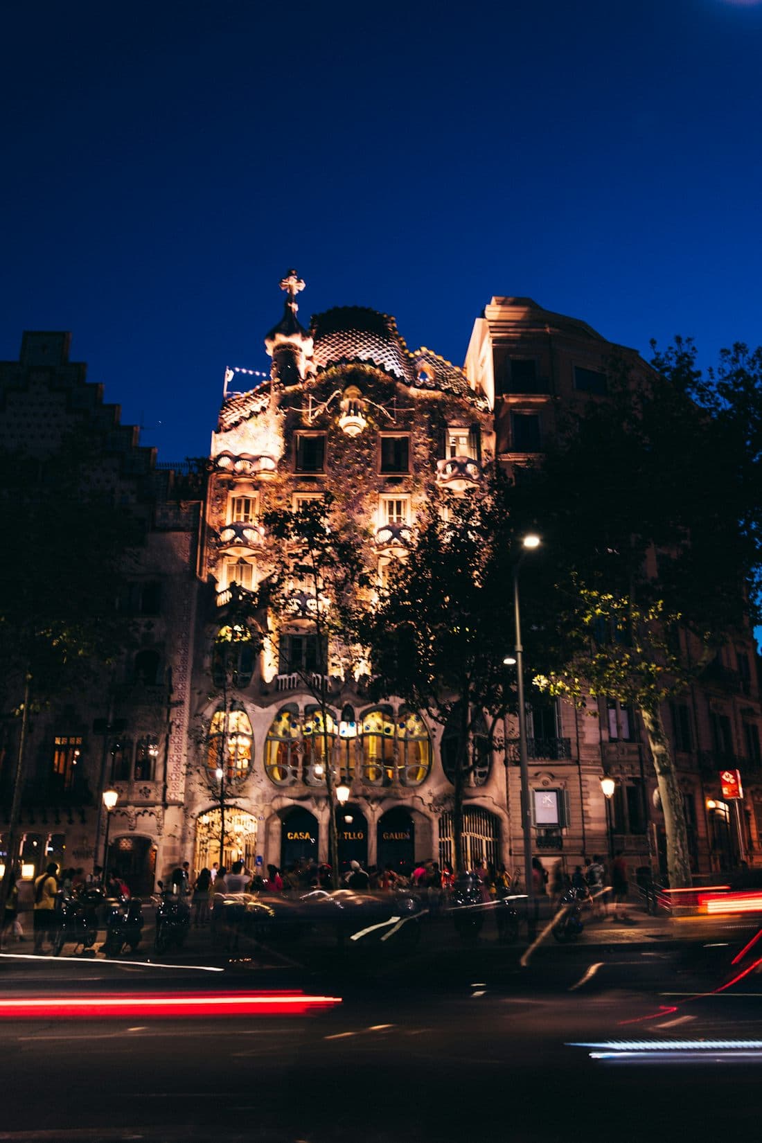 Casa Batlló en el Passeig de Gràcia de Barcelona al anochecer