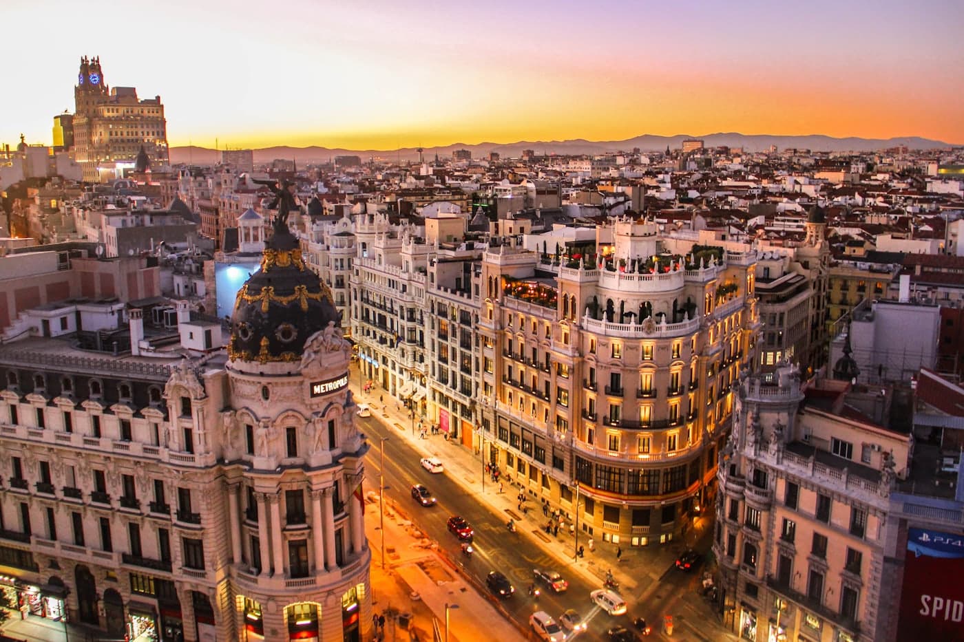 Gran Vía de Madrid con tráfico, vista aérea