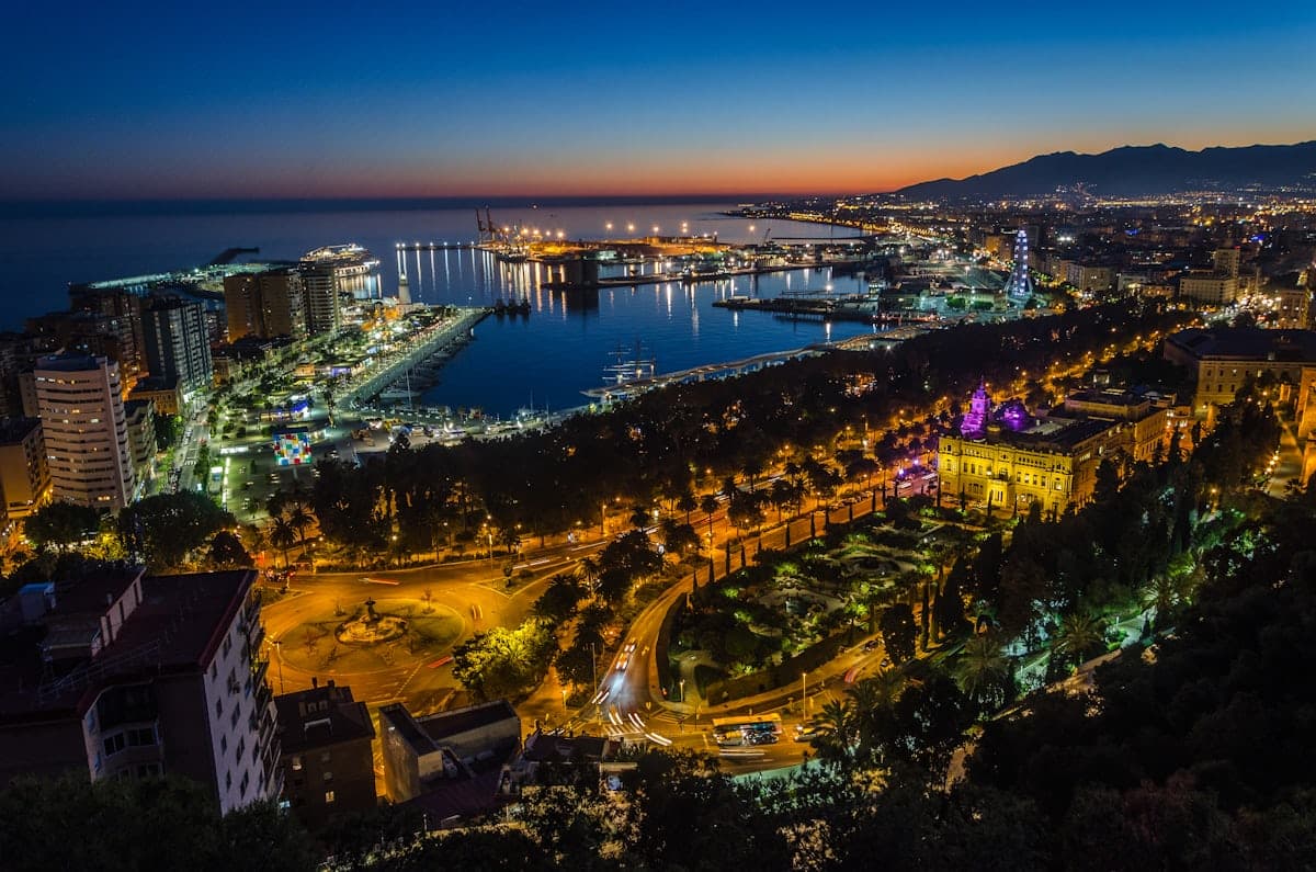 Puerto y centro de Málaga al anochecer