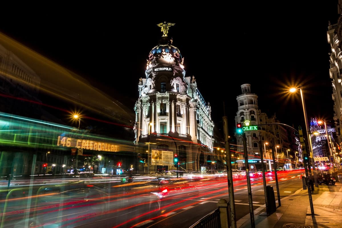 Licencia VTC en A Coruña: Avenida española de noche con estelas de tráfico